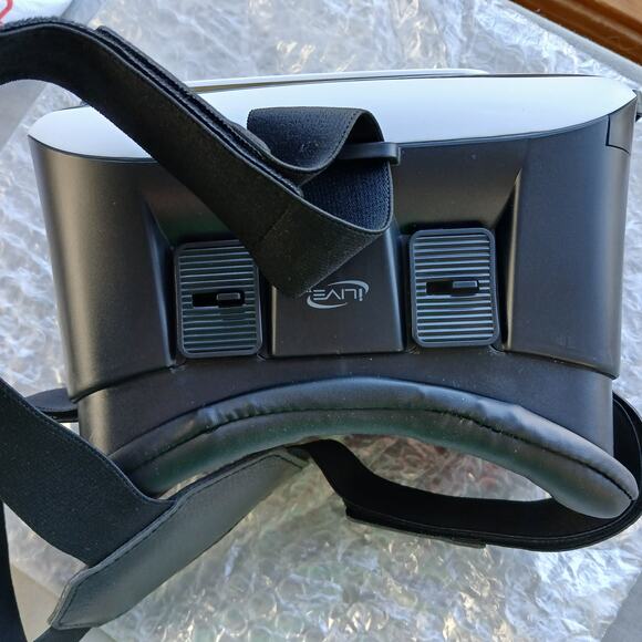 iLive Virtual Reality Glasses IVR37W for most smartphones 3.5"-6" screens - Picture 9 of 11